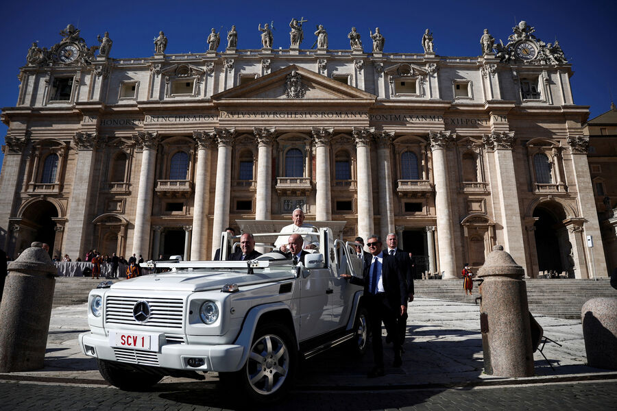 Папа Франциск уезжает на&nbsp;кабриолете после еженедельной общей аудиенции на&nbsp;площади Святого Петра в&nbsp;Ватикане, 8&nbsp;ноября 2023&nbsp;года