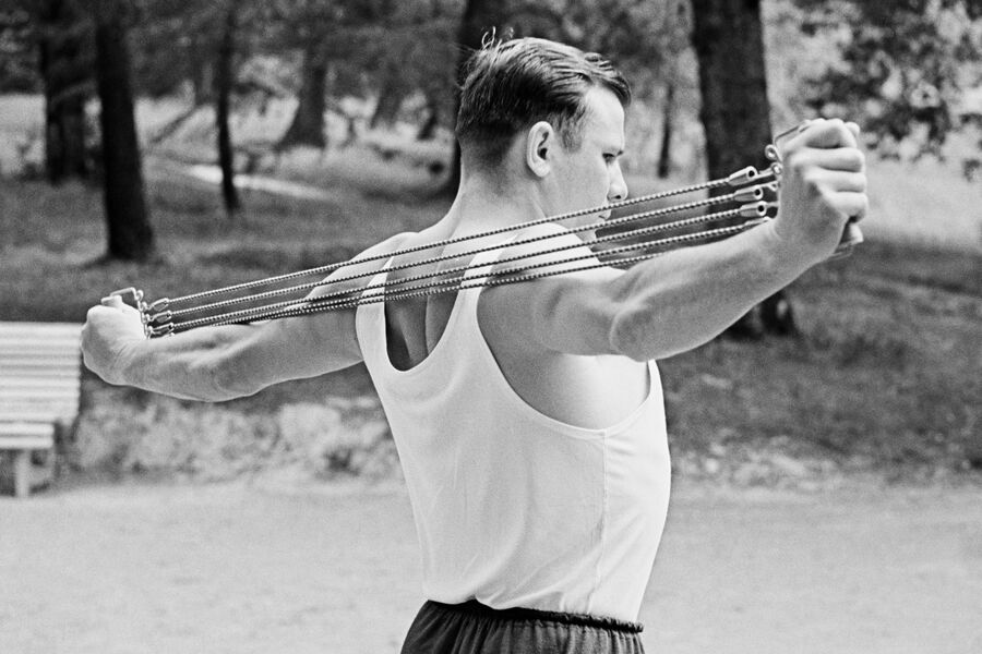 Юрий Гагарин во время утренней зарядки на&nbsp;спортивной площадке Звездного городка, 1961&nbsp;год