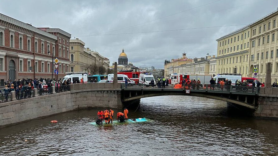 В Петербурге задержали водителя упавшего в реку Мойка автобуса