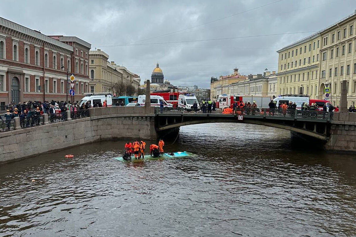 Пять человек из упавшего в реку автобуса были госпитализированы - Газета.Ru  | Новости