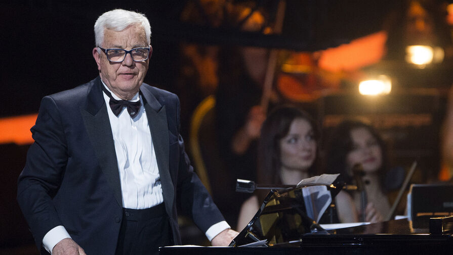 Раймонд Паулс потребовал через юриста убрать его имя из анонса фестиваля в Латвии