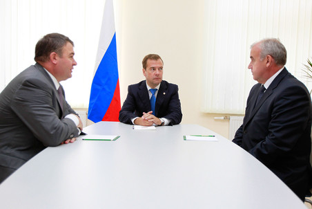 Анатолий Сердюков, Дмитрий Медведев и Александр Сухоруков (слева направо)