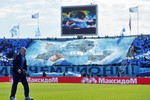 Лучано Спаллетти на фоне «чемпионского» баннера болельщиков «Зенита»