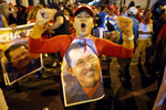  Бывший военный, Чавес занял президентское кресло, отсидев в тюрьме после неудачной попытки государственного переворота 1992 года. Харизматичный политик, ненавистник всего американского и «империалистического», большой друг лидера кубинской революции Фиделя Кастро, Чавес назвал свое правление «боливарианской революцией», объявив стройку «социализма XXI века».
