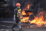 Юный активист «евромайдана» во время беспорядков в центре Киева