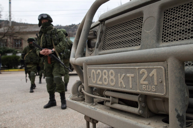 Российские военнослужащие около пограничного поста в Балаклаве