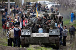 Украинские войска, заблокированные на железнодорожном переезде под Краматорском
