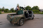 Военный патруль ополченцев в поселке Бессарабка на окраине Горловки в Донецкой области