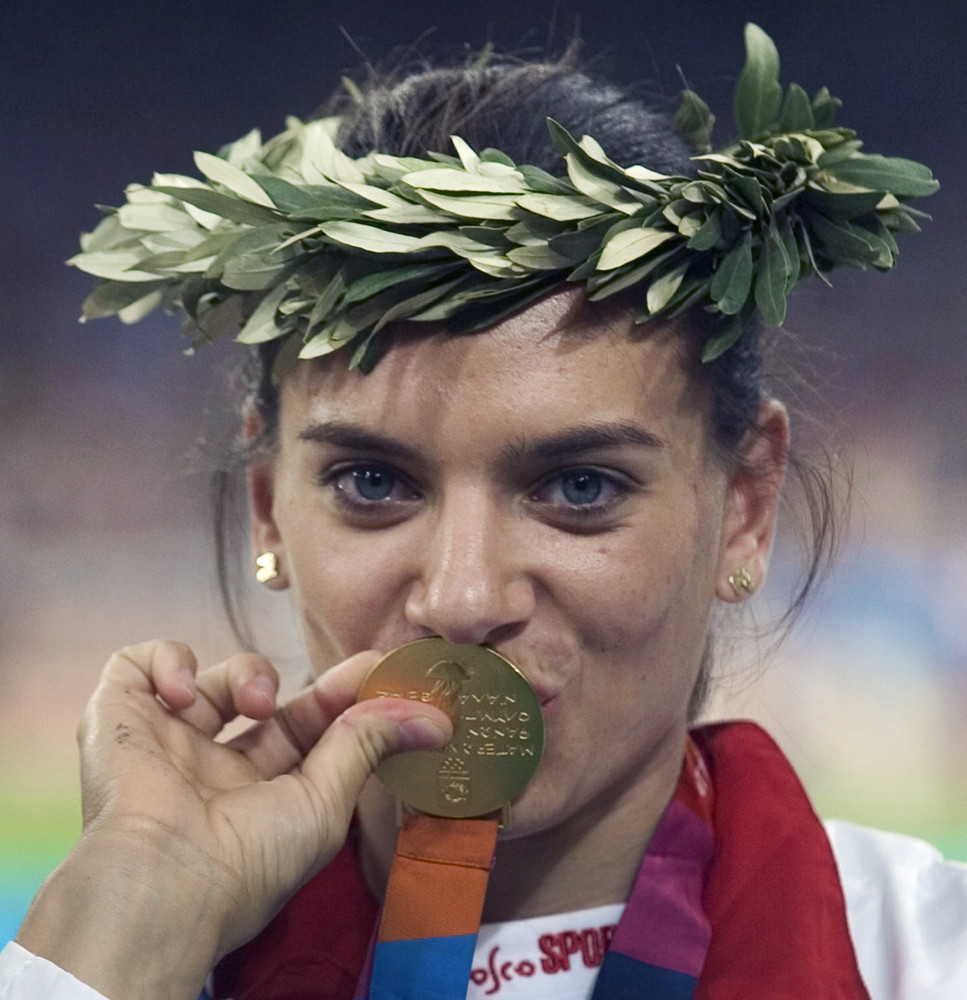 Елена Исинбаева с золотой медалью Олимпиады в Афинах