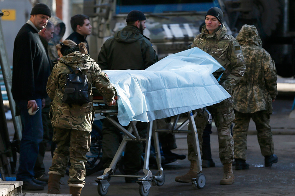 Украинские военнослужащие около больницы в Артемовске