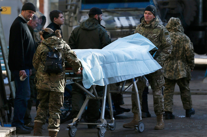 Украинские военнослужащие около больницы в Артемовске