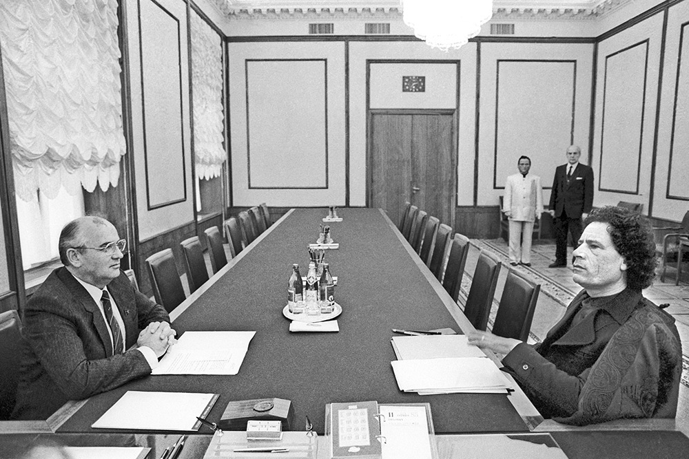 Михаил Горбачев и руководитель ливийской революции полковник Муамар Каддафи во время встречи в Москве, декабрь 1985 года