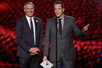 Бывший игрок НФЛ Бретт Фарв и актер Винс Вон присуждают награду лучшей команде на церемонии ESPY Awards в театре Microsoft 