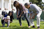 Барак Обама с семьей участвует в церемонии катания пасхальных яиц на лужайке у Белого дома, 21 апреля 2014 года