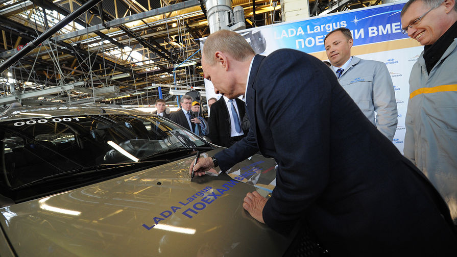 Владимир Путин расписывается на&nbsp;церемонии запуска серийного производства на&nbsp;капоте первой модели автомобиля Lada Largus в&nbsp;Тольятти, 2012&nbsp;год