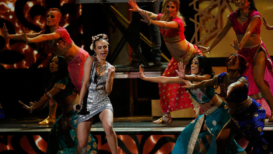 Певица Mo выступает на&nbsp;церемонии вручения Latin Grammy Awards