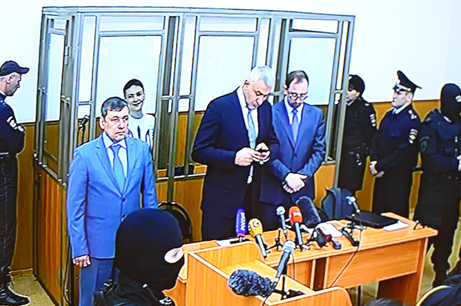 Гражданка Украины Надежда Савченко (на втором плане), обвиняемая по делу о гибели российских журналистов в Донбассе, в зале заседаний Донецкого городского суда Ростовской области, который 21 марта начал оглашение приговора по делу Надежды Савченко. Максимальное качество. Съемка с видео