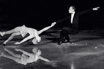 Олимпийские чемпионы по фигурному катанию Людмила Белоусова и Олег Протопопов во время выступления, 1965 год