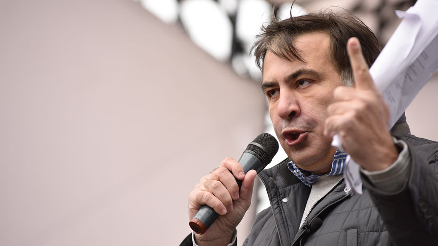 Бывший президент Грузии, экс-губернатор Одесской области Михаил Саакашвили выступает на вече у здания Верховной рады в Киеве, 29 октября 2017