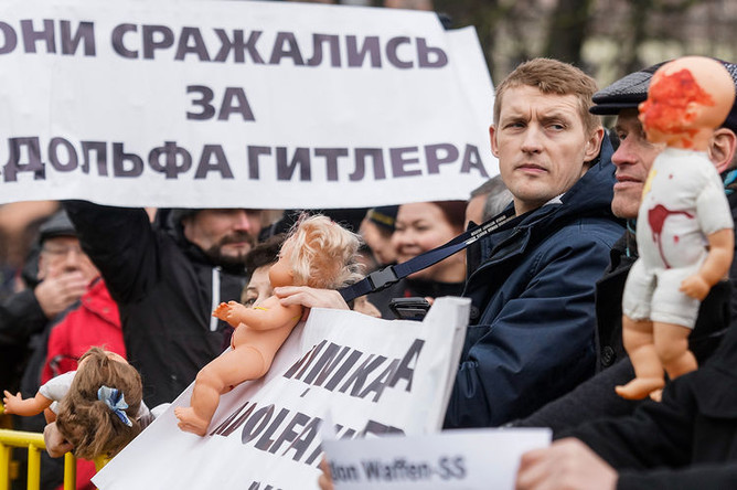 Жители на акции протеста во время марша легионеров Waffen SS в Риге, 16 марта 2019 года
