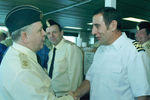 Руководитель операции по подъему погибшей подводной лодки «Курск» вице-адмирал Михаил Моцак (слева) на борту специального судна «Майо» пожимает руку его капитану, 18 июля 2001 года