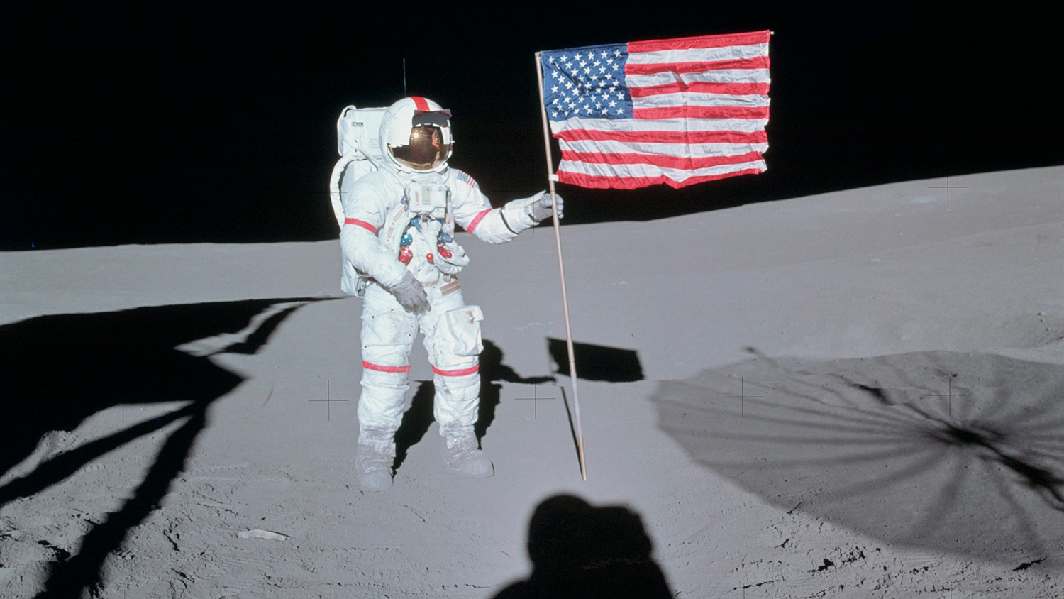 Аполло-14 астронавты на Луне. Флаг США на Луне.