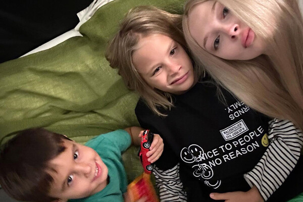 Сексуалды фитнес сағаты Жігіт қызды жалайды, ал ол зәр шығарады.