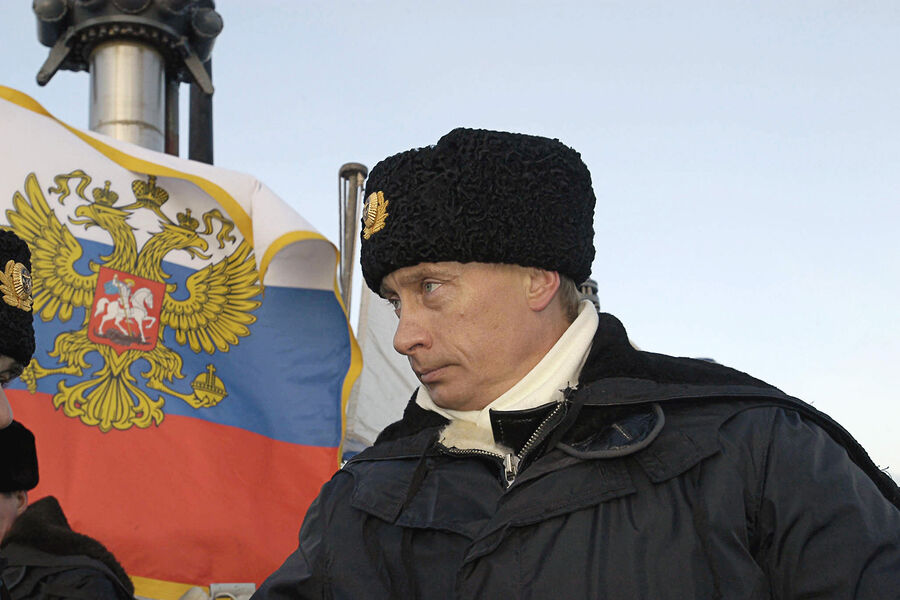 Владимир Путин на&nbsp;тяжелом подводном ракетном крейсере стратегического назначения &laquo;Архангельск&raquo;, с&nbsp;борта которого наблюдает за&nbsp;ходом учений Северного флота, 2004&nbsp;год