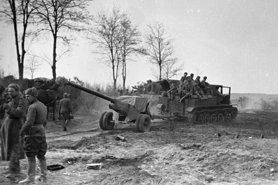 <b>Противотанковая пушка БС-3</b>
<br><br>
100-мм пушка использовалась для&nbsp;борьбы с&nbsp;тяжелыми немецкими танками. Поразить цель она могла с&nbsp;дистанции более 1&nbsp;км. Всего этих пушек выпустили почти 4&nbsp;тыс. единиц. До&nbsp;сих пор они стоят на&nbsp;вооружении ВС РФ, известны случаи применения БС-3 в&nbsp;ходе СВО. 
