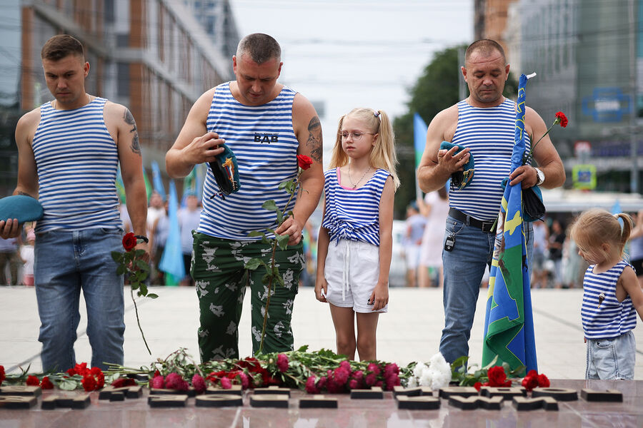 Возложение цветов на&nbsp;праздновании 95-й годовщины со дня образования Воздушно-десантных войск России на&nbsp;Площади Памяти Героев в&nbsp;Краснодаре, 2&nbsp;августа 2025&nbsp;года