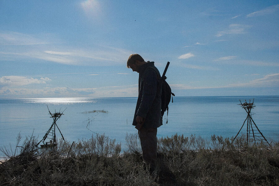 <b>«Ветер» , реж. Сергей Члиянц</b>
<br><br>
<b>Где и когда смотреть:</b> в кино — с 6 ноября
<br><br>
Продюсер «Бумера», «Мама, не горюй», «Даун Хауса» и других узловых фильмов 2000-х Сергей Члиянц вернулся в режиссуру спустя 30 с лишним лет после дебюта «По прямой» по рассказам Довлатова. Его повторным дебютом стала экранизация «Ветра», нереализованного текста важнейших сценаристов 90-х Петра Луцика и Алексея Саморядова, написанного еще до «Окраины» и «Дикого поля» — и образующего с ними полноценную кинотрилогию. В центре сюжета постапокалиптической притчи — рыбак Иван Морозов (Даниил Феофанов) и его случайный попутчик Сергей Волков (Олег Васильков), которые отправляются за тридевять земель в надежде отыскать неведомую добычу и платье для Ивановой красавицы-жены Кати (Серафима Гощанская), но в конечном счете сталкиваются с чудовищным выбором.