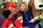 Хиллари Клинтон читает детям книгу во время посещения больницы в Канзас-сити, 1997 год