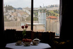Вид на стену между Израилем и Палестиной из окна отеля Walled Off в Вифлееме, 3 марта 2017 года. Вид из окон гостевого дома, декоратором которого стал уличный художник Бэнкси, описывается как «худший в мире»