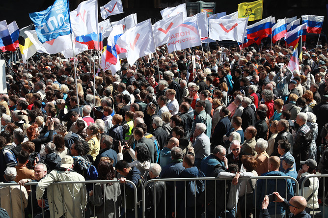 Участники митинга оппозиции на проспекте Академика Сахарова в Москве, 6 мая 2017 года
