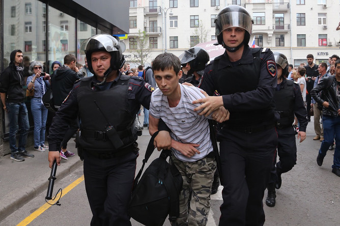 Задержание участника несанкционированного митинга на Тверской улице в Москве