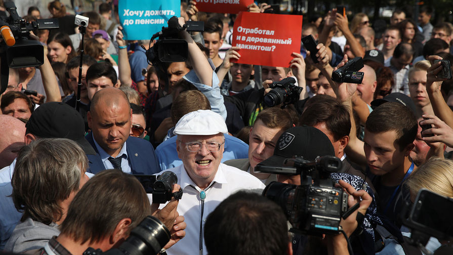 Лидер ЛДПР Владимир Жириновский во время несанкционированной акции против изменения пенсионного законодательства на Пушкинской площади. 