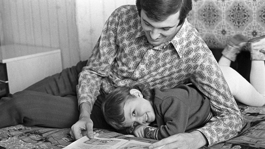 Сергей Белов с дочкой Наташей, 1974 год