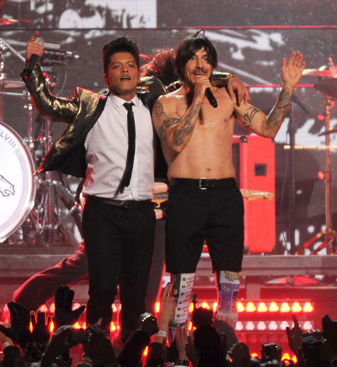 Бруно Марс и вокалист группы Red Hot Chili Peppers Энтони Кидис во время выступления в перерыве решающего матча Супербоула в Нью-Джерси, 2014 год