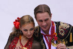 Татьяна Навка и Роман Костомаров с золотыми медалями ХХ зимних Олимпийских игр в Турине, Италия, 2006 год
