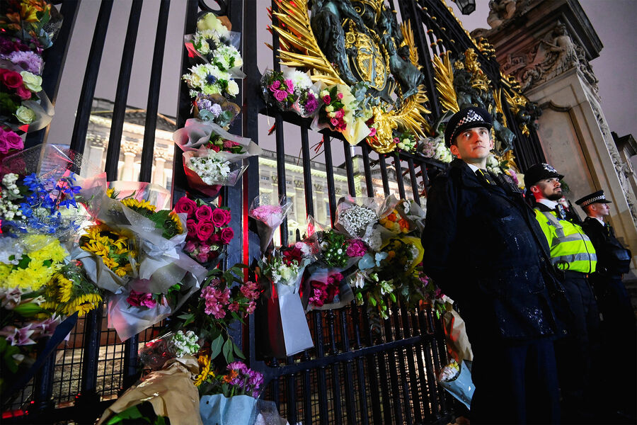 Полицейские у&nbsp;ворот Букингемского дворца, куда люди приносят цветы после сообщения о&nbsp;смерти королевы Елизаветы, 8&nbsp;сентября 2022&nbsp;года