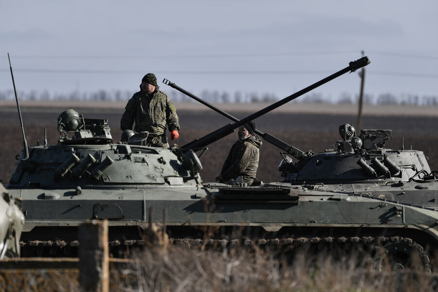 Ремонтные и восстановительные работы боевой машины пехоты БМП-2 в полевых условиях подразделениями ЮВО на Запорожском направлении