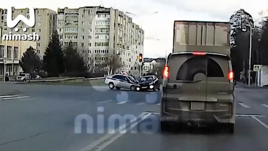 В Сарове полицейский автомобиль врезался в Kia на перекрестке