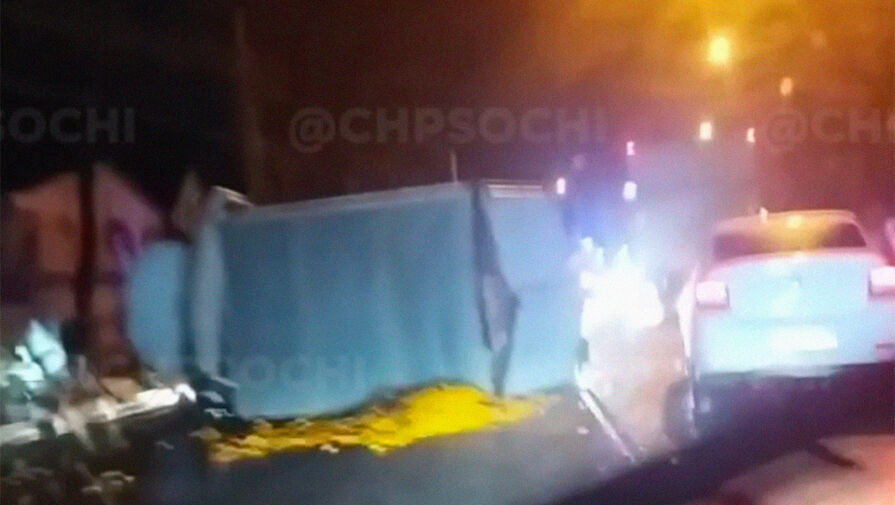 В Сочи перевернулась и загорелась Газель с мандаринами