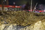 Воронка от взрыва на перекрестке улиц Ватутина и Губкина в Белгороде, 20 апреля 2023 года