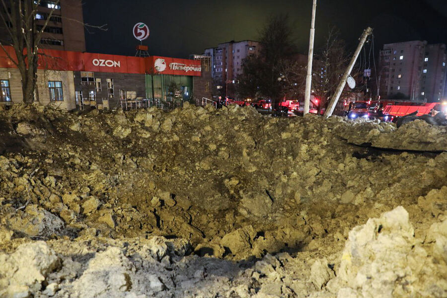 Воронка от взрыва на&nbsp;перекрестке улиц Ватутина и Губкина в&nbsp;Белгороде, 20&nbsp;апреля 2023&nbsp;года