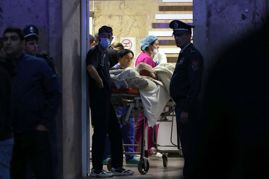 Медики оказывают помощь пострадавшему в результате взрыва на складе в Нагорном Карабахе, 26 сентября 2023 года 