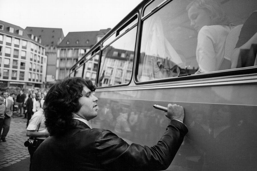 Джим Моррисон оставляет автограф на автобусе, 1968 год
