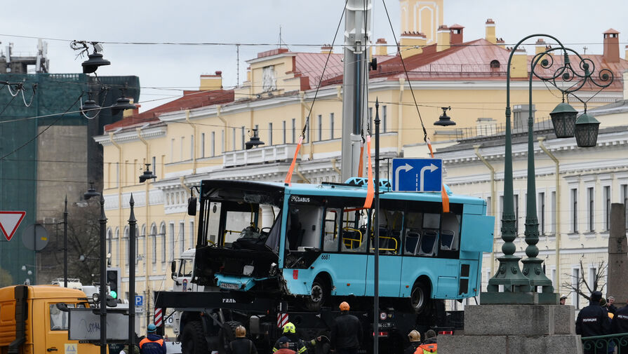Водителя упавшего в реку Петербурга автобуса с пассажирами оставили под арестом