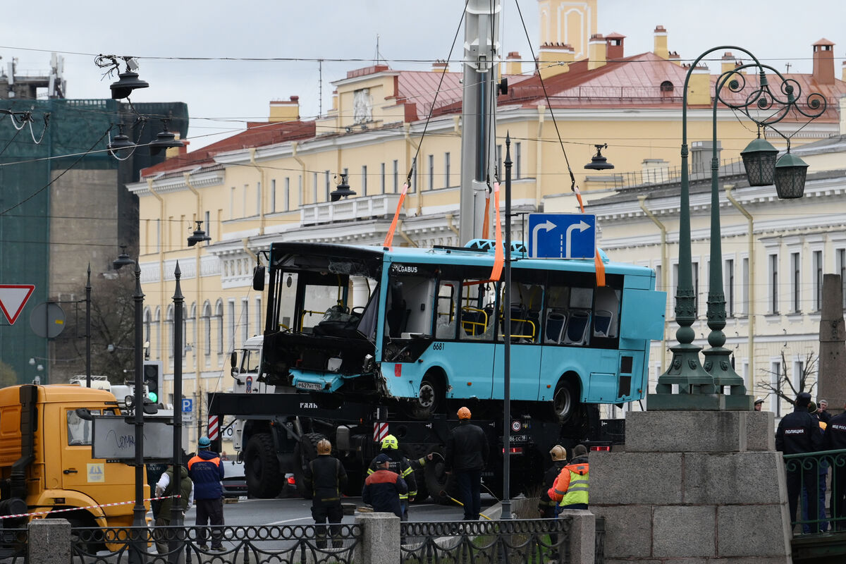 Водитель упавшего в реку Мойку автобуса назвал причину аварии - Газета.Ru |  Новости