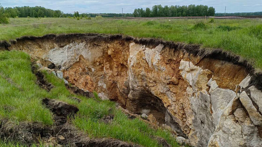 Уральцы сообщили о загадочном провале земли рядом с трассой